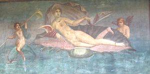 Questo dipinto murale di Pompei si crede basato sulla Venere Anadiomene di Apelle, trasportata a Roma da Augusto.